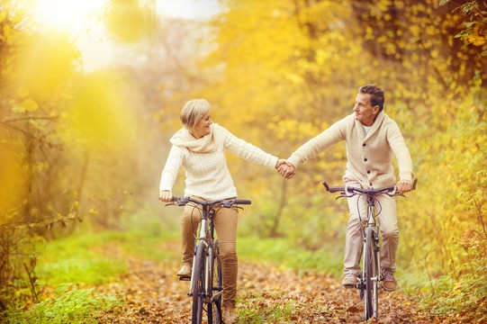 fietsen-senioren-herfst-natuur-romantisch-fietstochten-van-der-valk